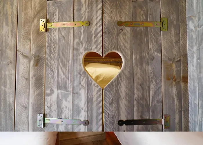 Glamping Stoere Safaritent Voor 7 Personen Met Privé Sanitair Sleepy Behelp