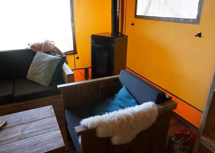 Lüks kamp alanı Stoere Safaritent Voor 7 Personen Met Prive Sanitair Sleepy