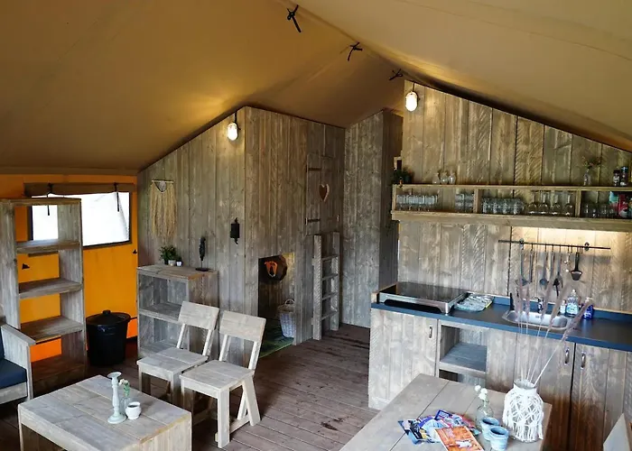 Stoere Safaritent Voor 7 Personen Met Prive Sanitair Sleepy Lüks kamp alanı Behelp