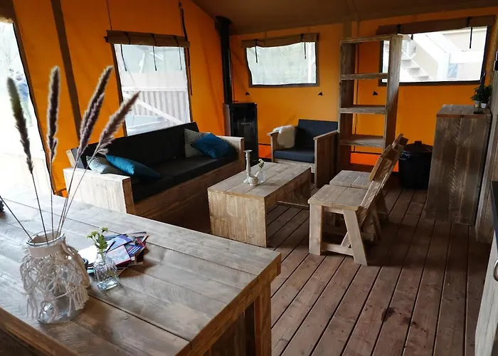 Lüks kamp alanı Stoere Safaritent Voor 7 Personen Met Prive Sanitair Sleepy Behelp